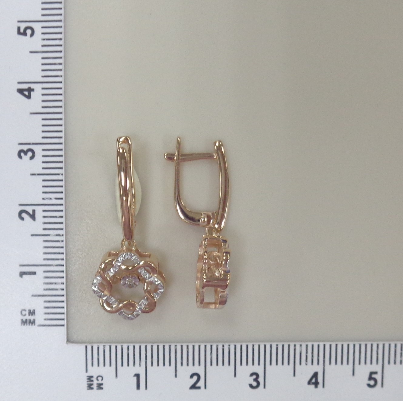 Серебряные серьги с бриллиантами "Танцующий камень"